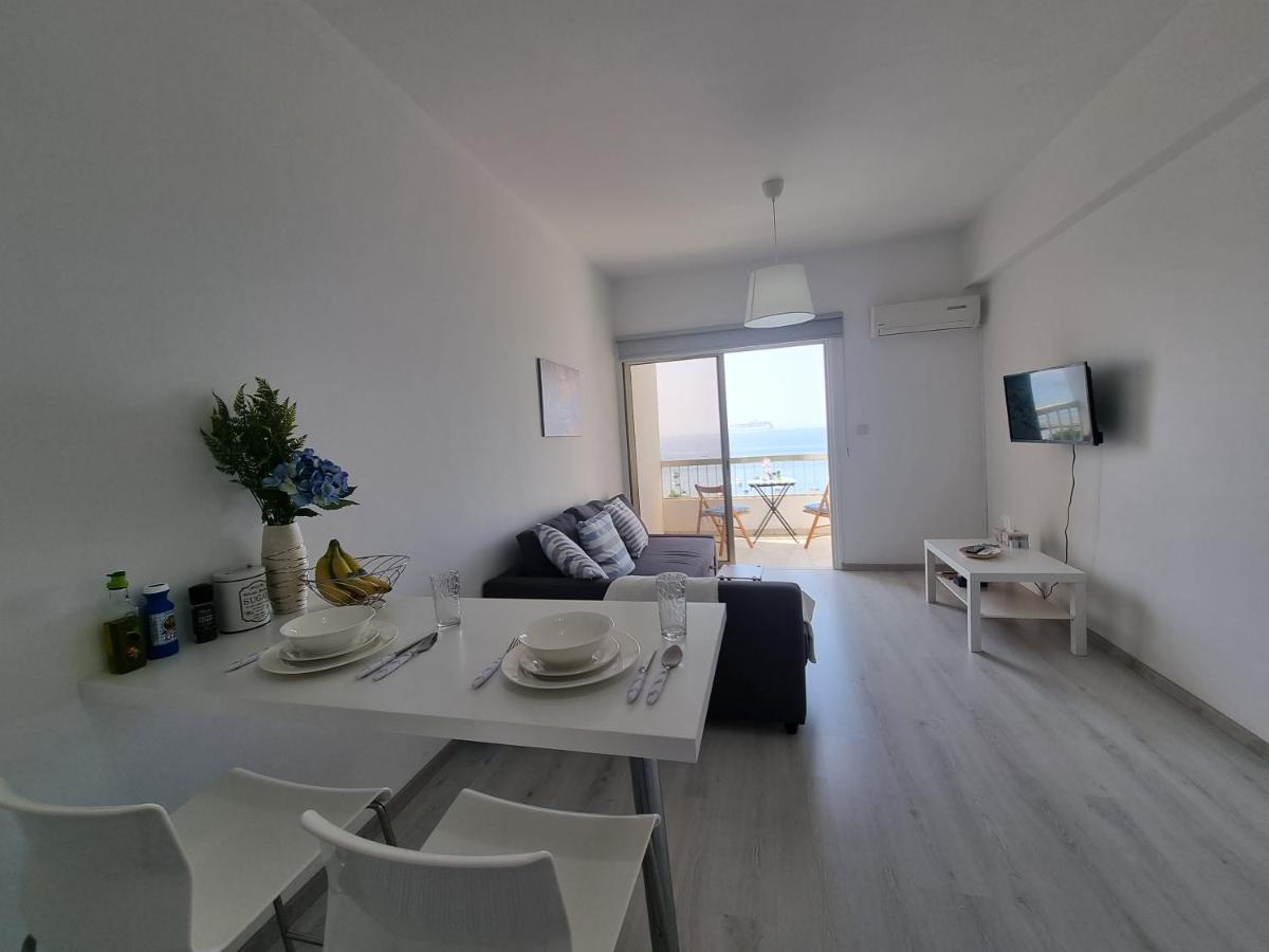 Super Modern Beachfront 1 Bedroom - Sleeps 4 Limassol Exterior photo